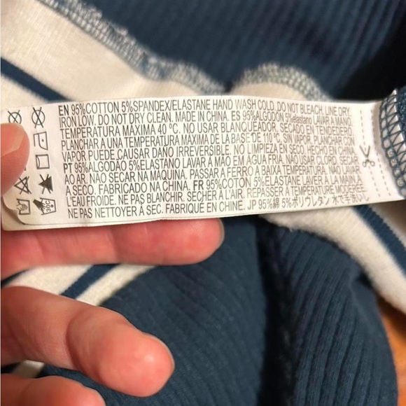 Forever 21 Navy and Cream V-Neck Crop Top - Picture 8 of 9